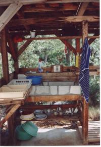  La «petite maison de lavage» avec son évier et sa douche - par temps agréable personne ne voudrait laver la vaisselle à la cuisine 